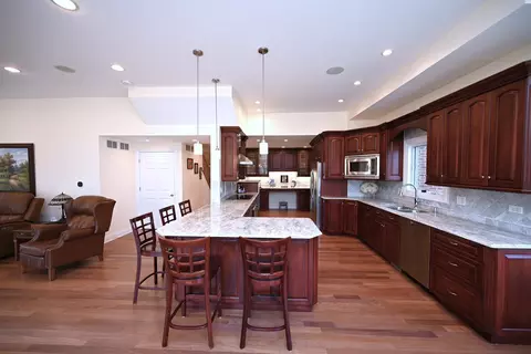 Kitchen - 175 Lagoon Dr, Northfield, IL 60093 photo 7 of 7