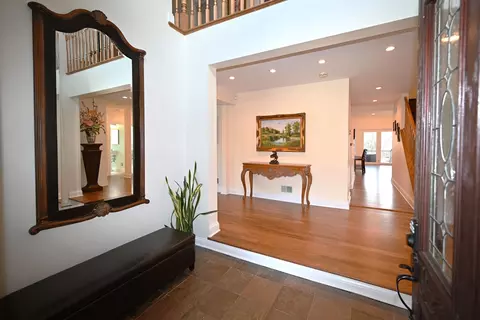 Entry Way - 175 Lagoon Dr, Northfield, IL 60093 photo 1 of 6
