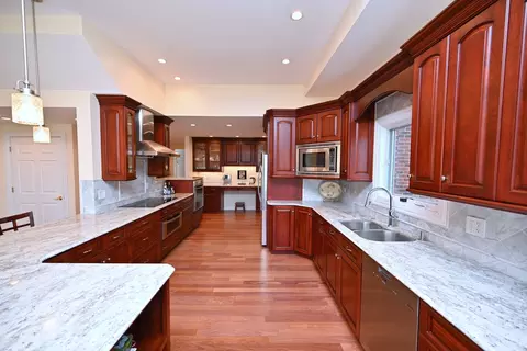 Kitchen - 175 Lagoon Dr, Northfield, IL 60093 photo 4 of 7