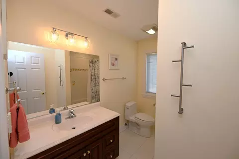 Bath - 175 Lagoon Dr, Northfield, IL 60093 photo 3 of 5