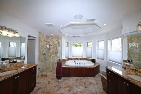 Bath - 175 Lagoon Dr, Northfield, IL 60093 photo 1 of 5