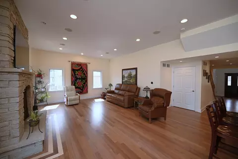 Living - 175 Lagoon Dr, Northfield, IL 60093 photo 4 of 5