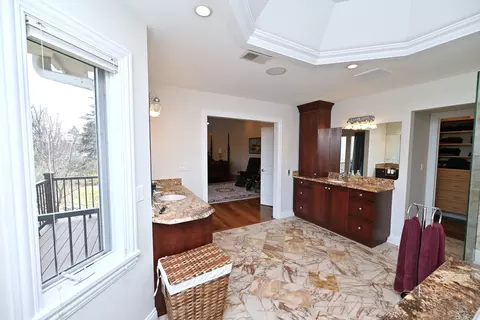 Bath - 175 Lagoon Dr, Northfield, IL 60093 photo 2 of 5