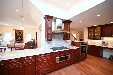 Kitchen - 175 Lagoon Dr, Northfield, IL 60093 photo 3 of 7