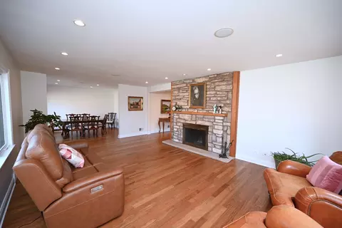 Living - 175 Lagoon Dr, Northfield, IL 60093 photo 3 of 5