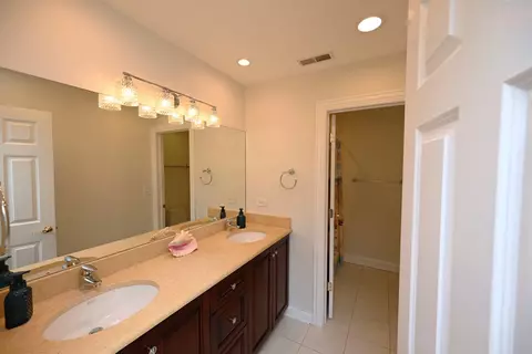 Bath - 175 Lagoon Dr, Northfield, IL 60093 photo 4 of 5