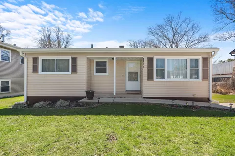 8911 Ramble Rd, Wonder Lake, IL 60097
