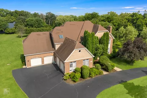 6709 Oakwood Manor Dr, Crystal Lake, IL 60012