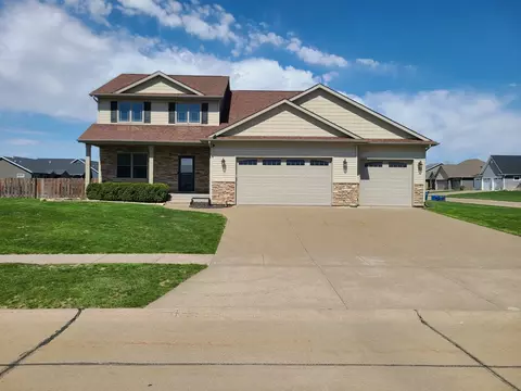790 Muirfield Cir, Eldridge, IA 52748