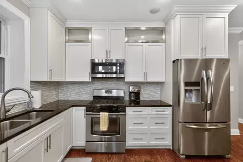 Kitchen - 1502 N Artesian Ave #1, Chicago, IL 60622 photo 2 of 7