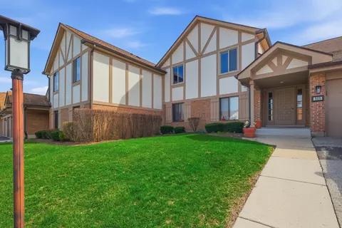 825 Thornton Ct #2A, Schaumburg, IL 60193