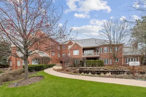 332 Regent Wood Rd #332, Northfield, IL 60093