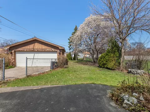 Exterior - 1726 E Lincoln Ave, Des Plaines, IL 60018 photo 3 of 4