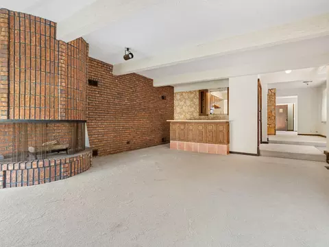 Living - 1726 E Lincoln Ave, Des Plaines, IL 60018 photo 3 of 6