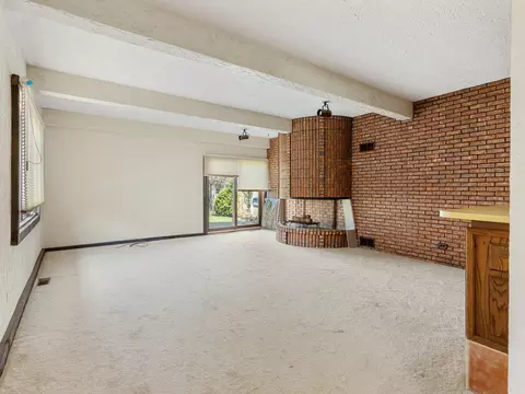 Living - 1726 E Lincoln Ave, Des Plaines, IL 60018 photo 2 of 6