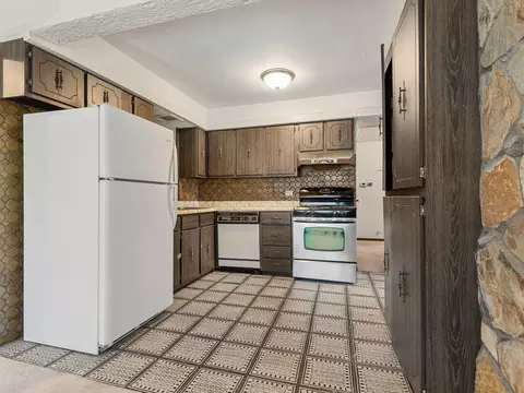 Kitchen - 1726 E Lincoln Ave, Des Plaines, IL 60018 photo 1 of 1