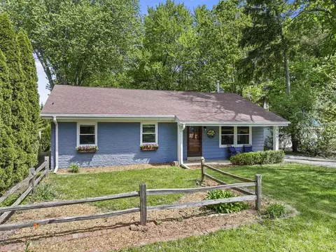 946 W Winchester Rd, Libertyville, IL 60048