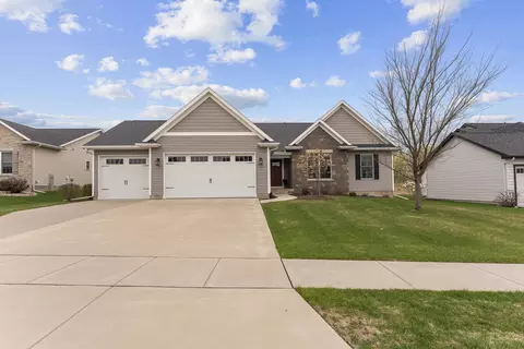 4937 Lakeside Dr, Bettendorf, IA 52722