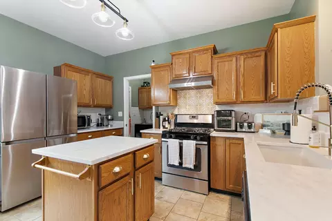 Kitchen - 100 S Constitution Dr, Aurora, IL 60506 photo 4 of 6