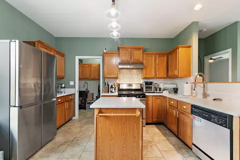 Kitchen - 100 S Constitution Dr, Aurora, IL 60506 photo 3 of 6