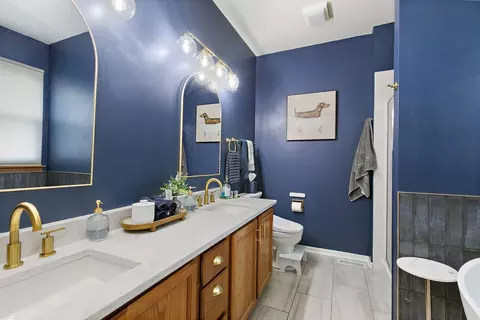Bath - 100 S Constitution Dr, Aurora, IL 60506 photo 1 of 3