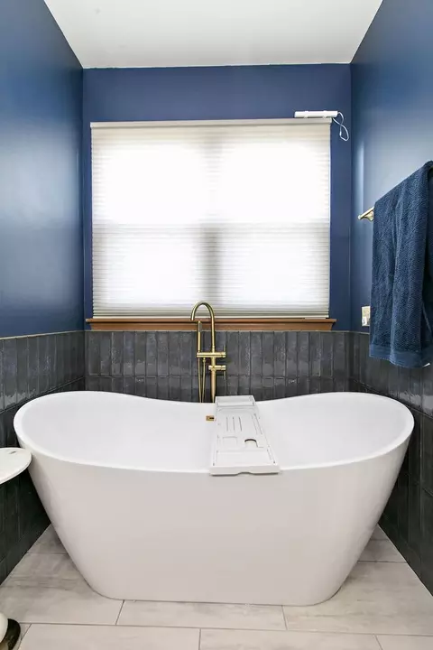 Bath - 100 S Constitution Dr, Aurora, IL 60506 photo 2 of 3