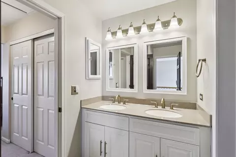 Bath - 2805 Falling Waters Dr, Lindenhurst, IL 60046 photo 2 of 4