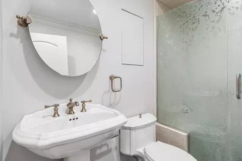 Bath - 32 Kyle Ct #32, Willowbrook, IL 60527 photo 1 of 3