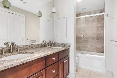 Bath - 32 Kyle Ct #32, Willowbrook, IL 60527 photo 2 of 3
