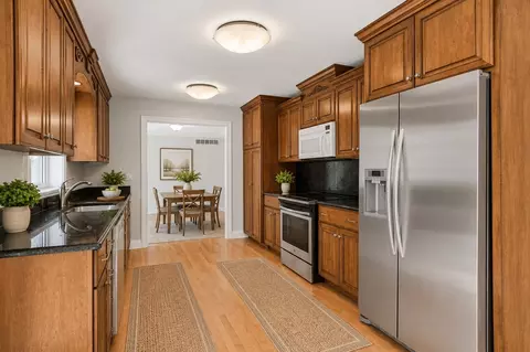 Kitchen - 32 Kyle Ct #32, Willowbrook, IL 60527 photo 1 of 2