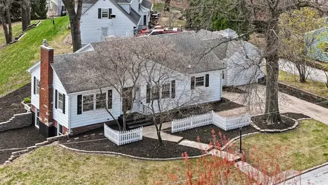 315 Crestline Dr, Bettendorf, IA 52722