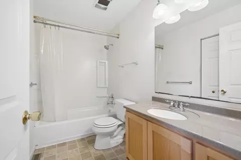 Bath - 2904 Stork Ct, Rolling Meadows, IL 60008 photo 1 of 2