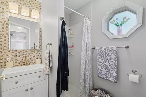 Bath - 3221 E Lake Paradise Rd, Mattoon, IL 61938 photo 1 of 1