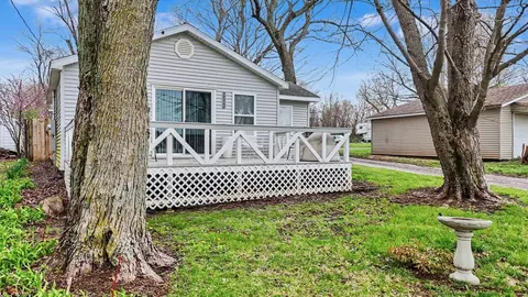 Exterior - 3221 E Lake Paradise Rd, Mattoon, IL 61938 photo 4 of 9