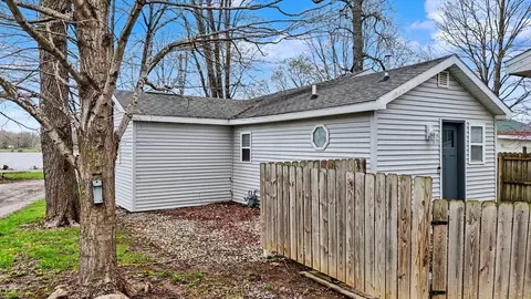 Exterior - 3221 E Lake Paradise Rd, Mattoon, IL 61938 photo 5 of 9