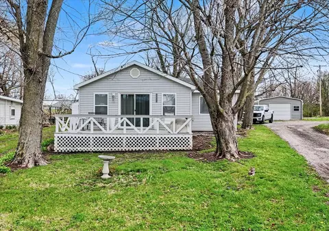Exterior - 3221 E Lake Paradise Rd, Mattoon, IL 61938 photo 3 of 9