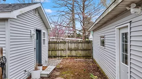 Exterior - 3221 E Lake Paradise Rd, Mattoon, IL 61938 photo 6 of 9