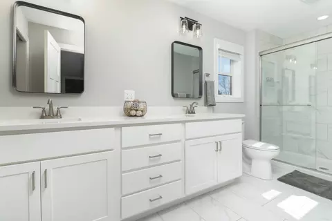 Bath - 9 Brookstone Cir, Bloomington, IL 61704 photo 1 of 5