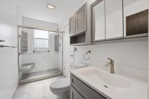 Bath - 901 E Sunrise Rd, Addison, IL 60101 photo 2 of 2