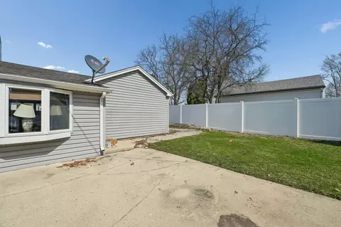Exterior - 901 E Sunrise Rd, Addison, IL 60101 photo 3 of 4