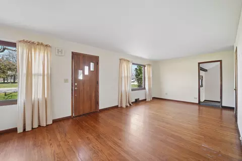Living - 901 E Sunrise Rd, Addison, IL 60101 photo 2 of 4
