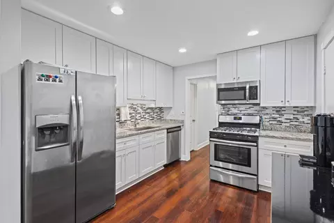 Kitchen - 9460 Dee Rd #2H, Des Plaines, IL 60016 photo 2 of 3