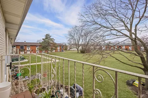 Exterior - 9460 Dee Rd #2H, Des Plaines, IL 60016 photo 2 of 2