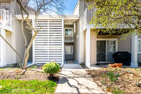 46 N Park Ave #7, Lombard, IL 60148