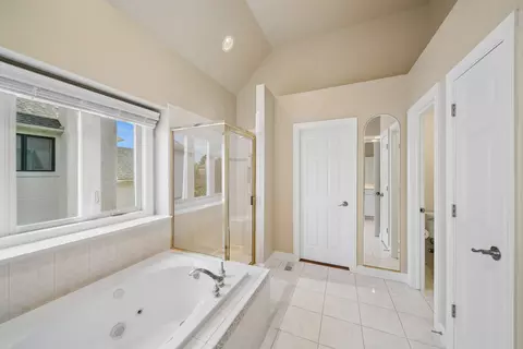 Bath - 2360 Sutton Ln, Aurora, IL 60502 photo 3 of 4