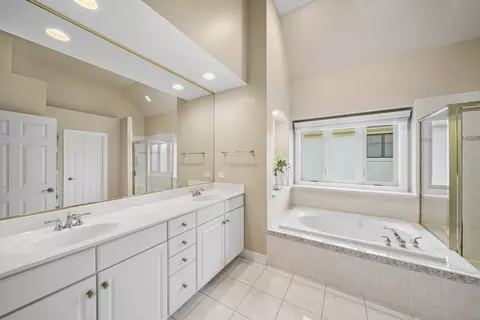 Bath - 2360 Sutton Ln, Aurora, IL 60502 photo 2 of 4