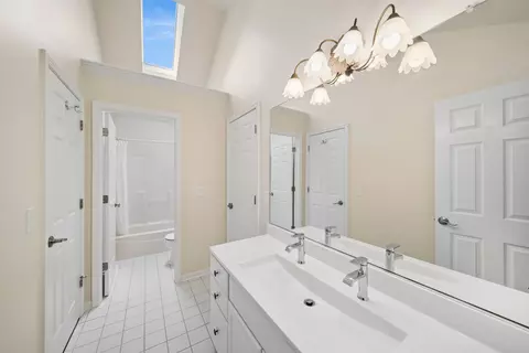 Bath - 2360 Sutton Ln, Aurora, IL 60502 photo 4 of 4
