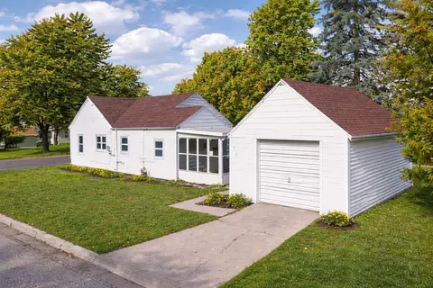 912 W 16th St, Sterling, IL 61081