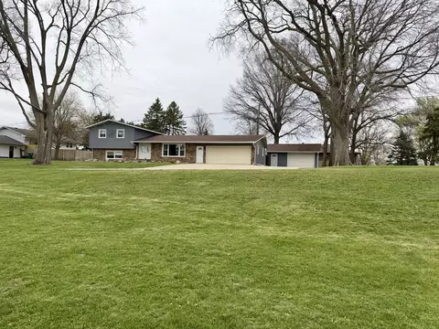 702 S Grant St, Clinton, IL 61727
