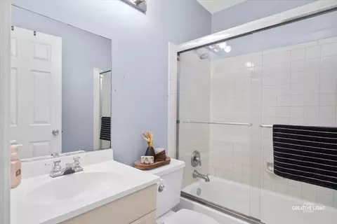 Bath - 2437 Devonshire Ct, Aurora, IL 60502 photo 1 of 1